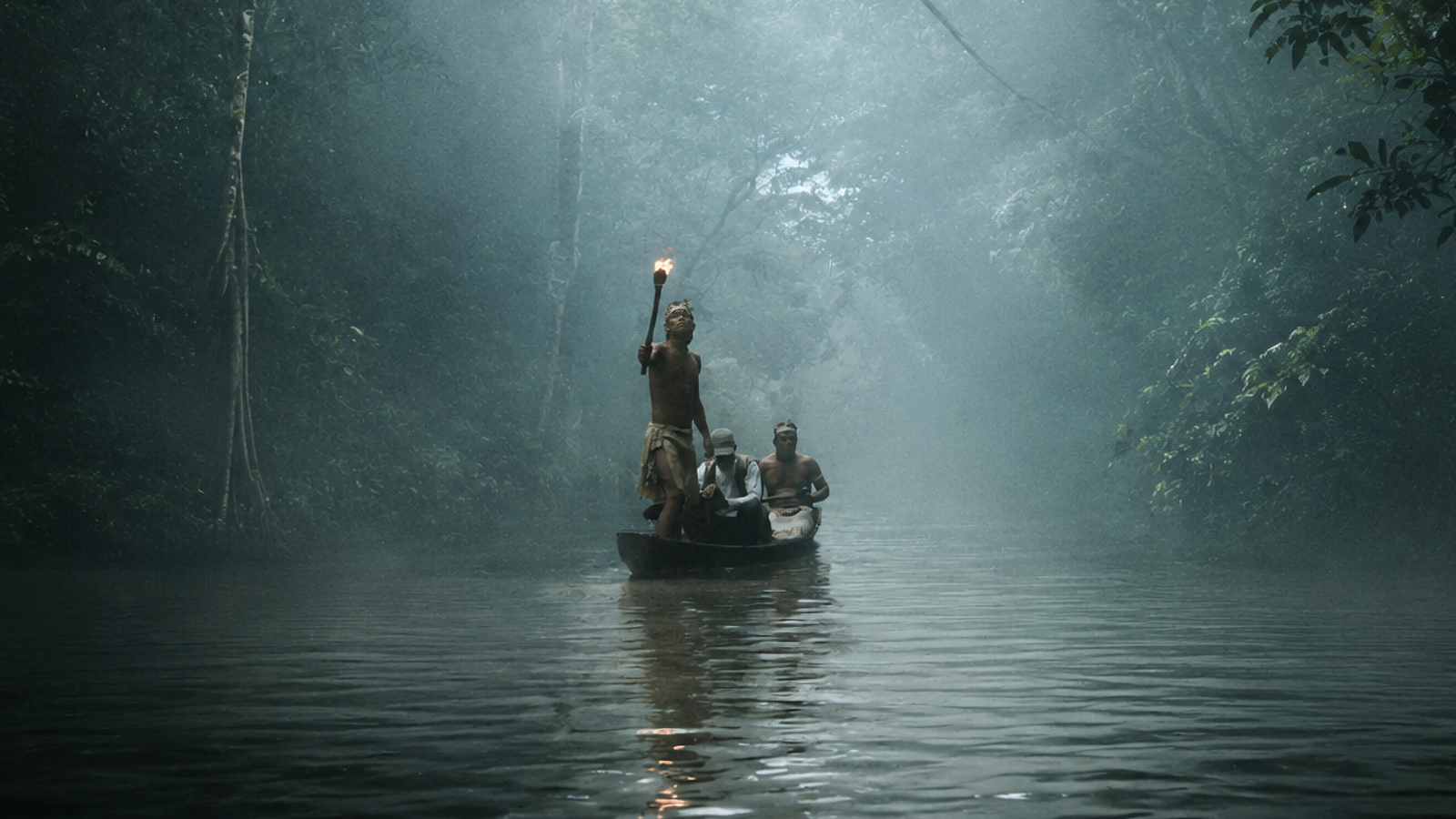 Canoa en el río entre la niebla